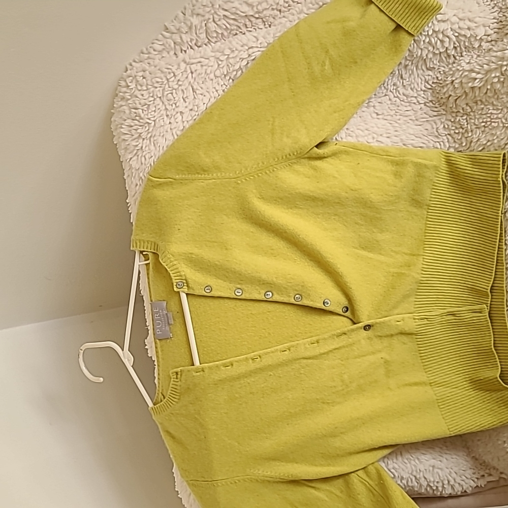 Womens button down 3/4 length arms. 100% Cashmere. Lime Green truest color